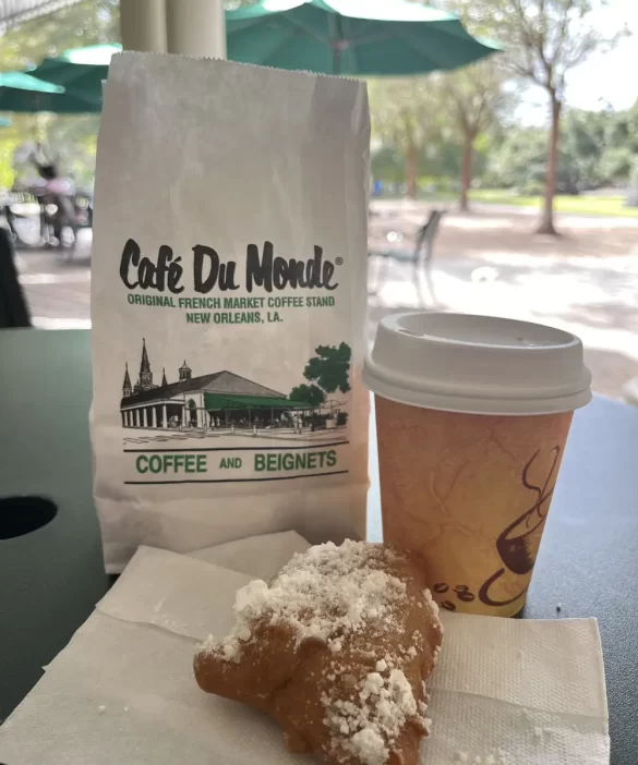 Café Du Monde City Park New Orleans beignet and coffee