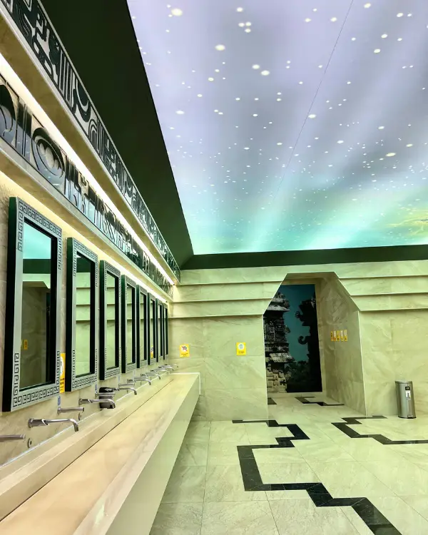 A themed bathroom in the Felipe Ángeles International Airport with a starry ceiling and marble details