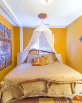 Canopy bed in the Treehouse Room