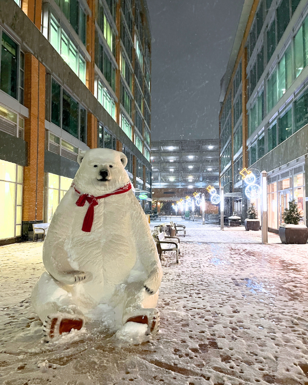 Polar bear ice sculpture at Reston Town Center